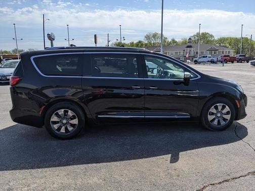 Photo 4 of 41 of 2017 Chrysler Pacifica Hybrid Platinum