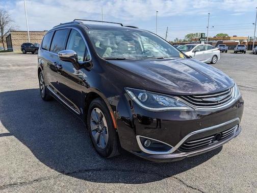Photo 3 of 41 of 2017 Chrysler Pacifica Hybrid Platinum