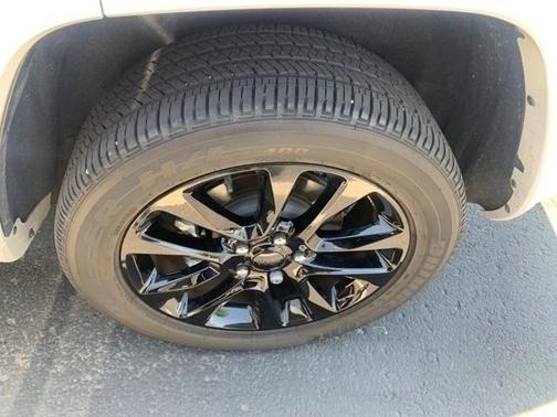Photo 3 of 10 of 2021 Jeep Grand Cherokee Laredo X