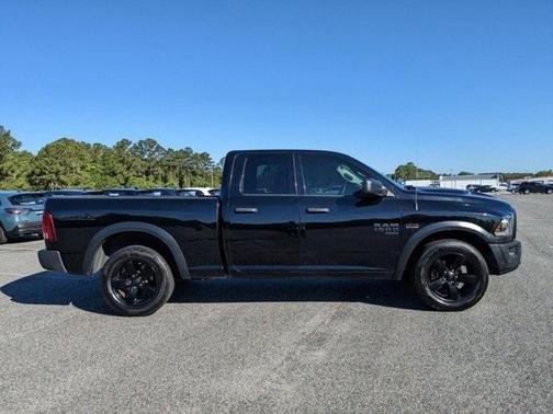 Photo 3 of 27 of 2020 RAM 1500 Classic SLT