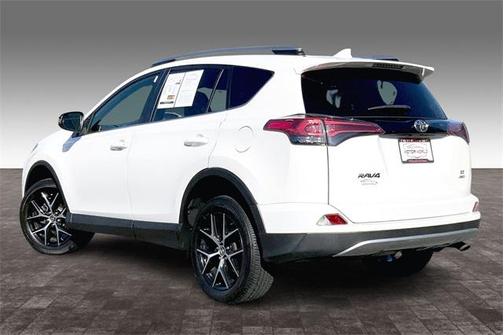 Photo 4 of 34 of 2018 Toyota RAV4 SE