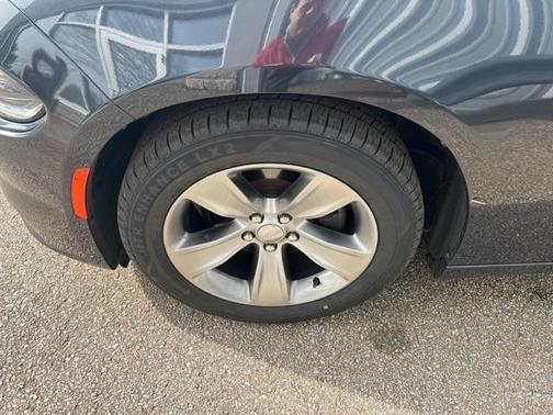 Photo 4 of 23 of 2018 Dodge Charger SXT Plus