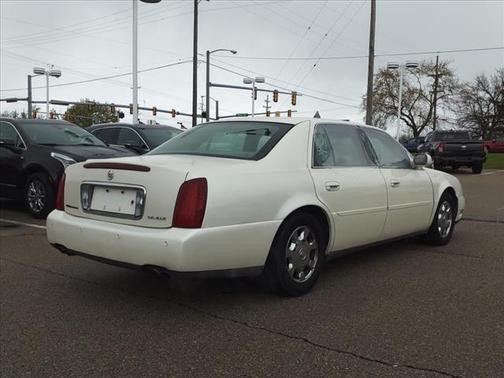 Photo 4 of 24 of 2002 Cadillac DeVille Base