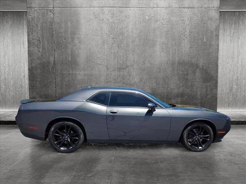 Photo 5 of 19 of 2018 Dodge Challenger SXT