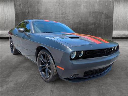 Photo 3 of 19 of 2018 Dodge Challenger SXT