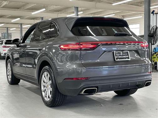 Photo 4 of 31 of 2022 Porsche Cayenne Base
