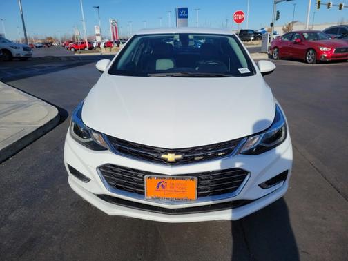 Photo 4 of 34 of 2017 Chevrolet Cruze Premier