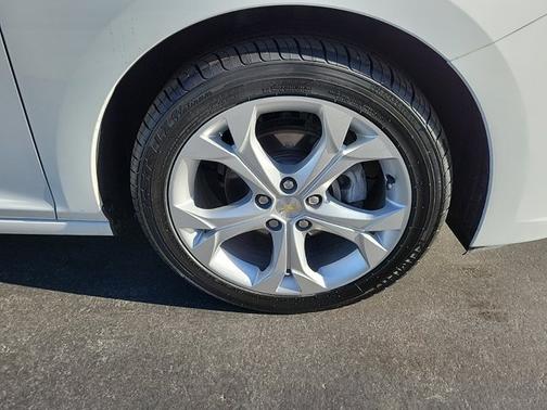 Photo 5 of 34 of 2017 Chevrolet Cruze Premier