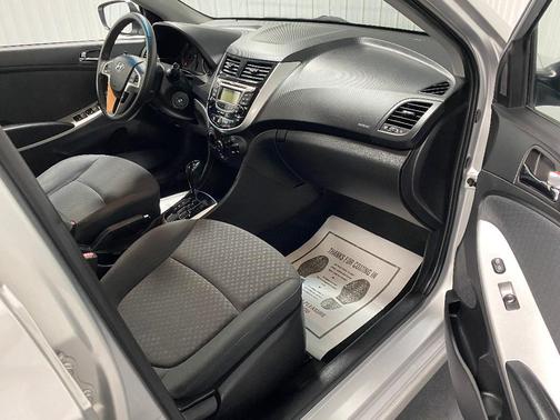 Photo 4 of 16 of 2013 Hyundai Accent SE