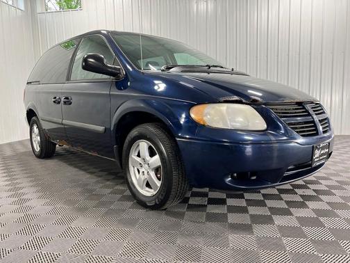 Photo 2 of 44 of 2005 Dodge Caravan SXT