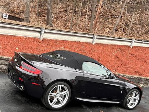 Photo 5 of 16 of 2008 Aston Martin V8 Vantage Base
