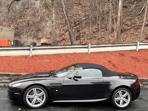 Photo 2 of 16 of 2008 Aston Martin V8 Vantage Base