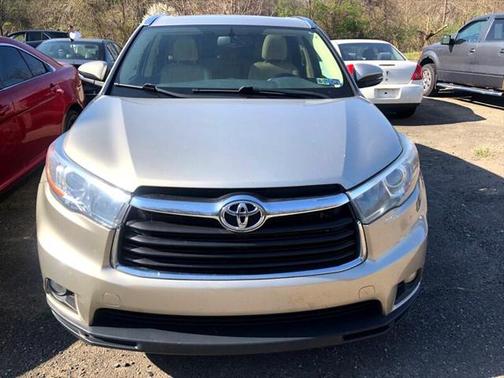 Photo 2 of 32 of 2015 Toyota Highlander XLE
