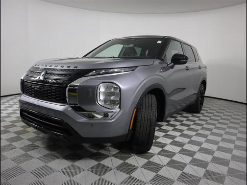 Photo 2 of 33 of 2022 Mitsubishi Outlander SE