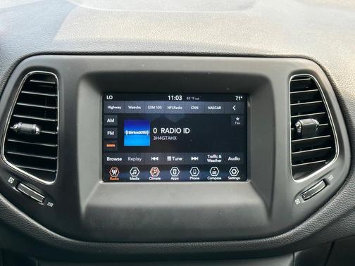 Photo 3 of 25 of 2019 Jeep Compass Latitude