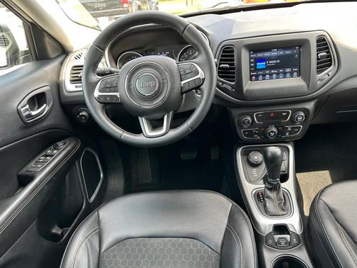 Photo 2 of 25 of 2019 Jeep Compass Latitude