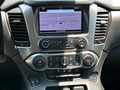 Photo 4 of 30 of 2018 Chevrolet Suburban LT