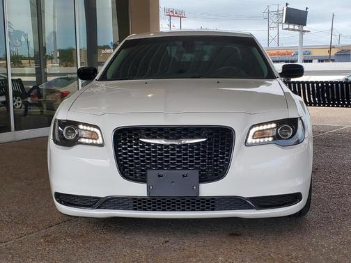 Photo 2 of 21 of 2020 Chrysler 300 Touring