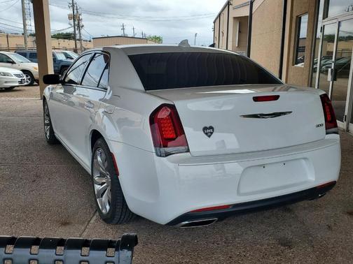 Photo 5 of 21 of 2020 Chrysler 300 Touring