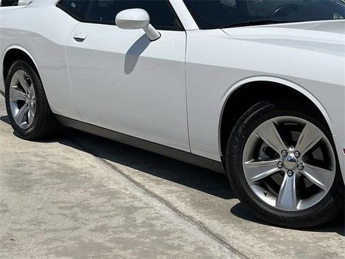Photo 3 of 34 of 2021 Dodge Challenger SXT