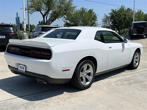 Photo 5 of 34 of 2021 Dodge Challenger SXT