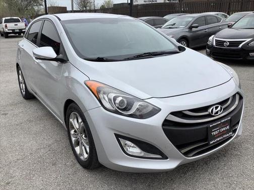 Photo 3 of 23 of 2015 Hyundai Elantra GT Base