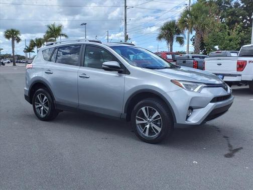 Photo 3 of 31 of 2017 Toyota RAV4 XLE
