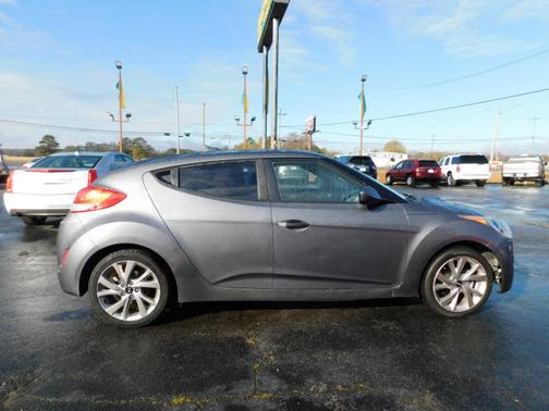 Photo 5 of 18 of 2017 Hyundai Veloster Base