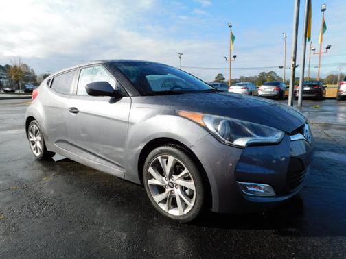 Photo 4 of 18 of 2017 Hyundai Veloster Base