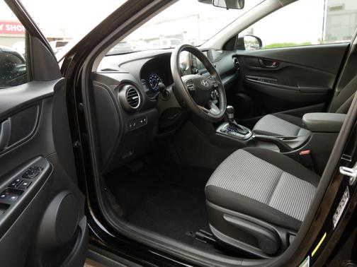 Photo 5 of 21 of 2021 Hyundai Kona SEL