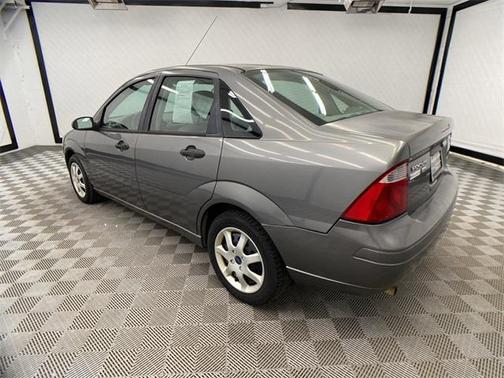Photo 3 of 35 of 2005 Ford Focus ZX4