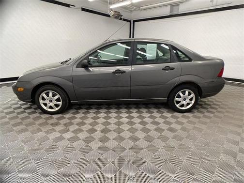 Photo 2 of 35 of 2005 Ford Focus ZX4