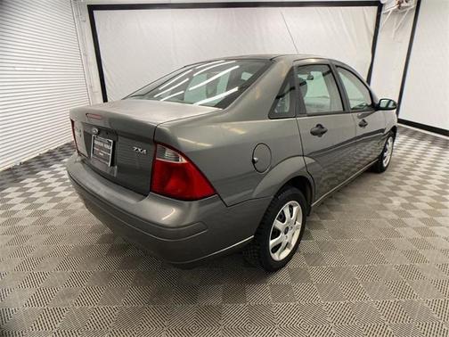 Photo 5 of 35 of 2005 Ford Focus ZX4