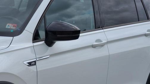 Photo 5 of 33 of 2021 Volkswagen Tiguan 2.0T SE R-Line Black
