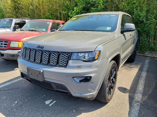 Photo 3 of 3 of 2020 Jeep Grand Cherokee Altitude