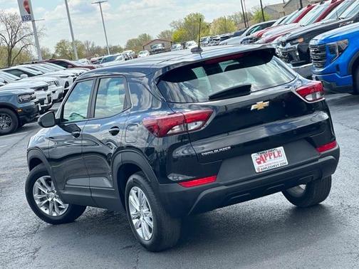 Photo 4 of 27 of 2021 Chevrolet Trailblazer LS