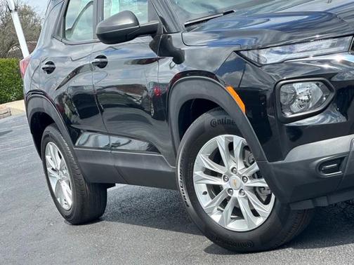 Photo 3 of 27 of 2021 Chevrolet Trailblazer LS