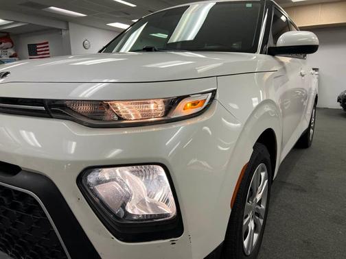 Photo 3 of 51 of 2020 Kia Soul LX
