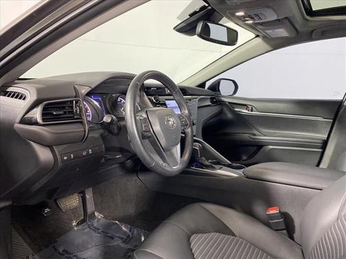 Photo 4 of 12 of 2020 Toyota Camry SE