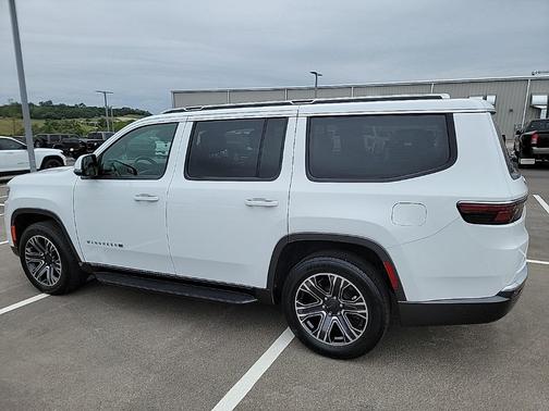 Photo 3 of 21 of 2022 Jeep Wagoneer Series III