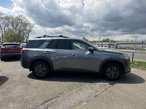 Photo 4 of 30 of 2022 Nissan Pathfinder SV