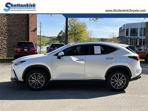 Photo 2 of 24 of 2022 Lexus NX 350 Premium
