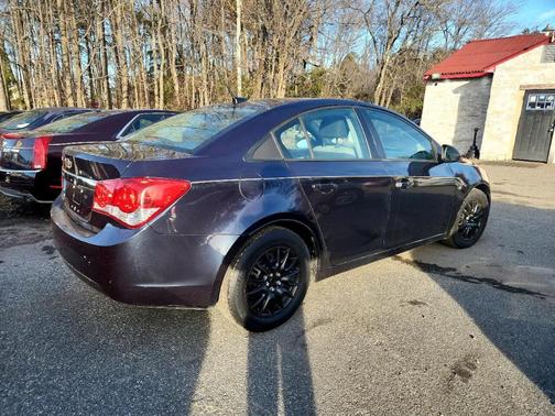 Photo 2 of 10 of 2014 Chevrolet Cruze LS