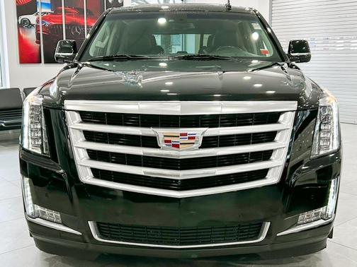 Photo 2 of 28 of 2018 Cadillac Escalade Luxury
