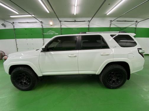 Photo 3 of 23 of 2020 Toyota 4Runner SR5