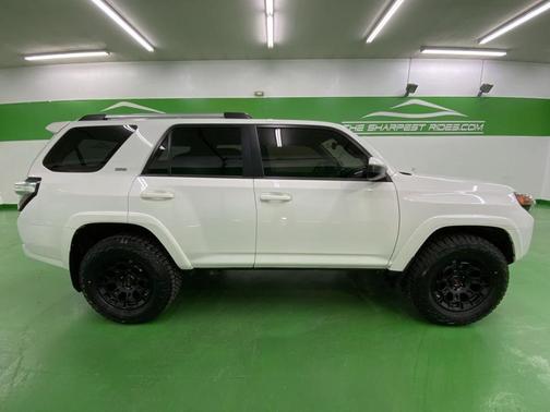 Photo 5 of 23 of 2020 Toyota 4Runner SR5