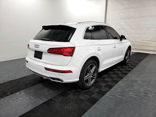 Photo 4 of 13 of 2019 Audi SQ5 3.0T Premium