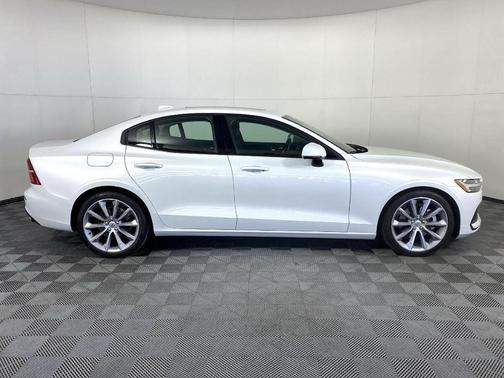 Photo 2 of 10 of 2020 Volvo S60 T5 Momentum