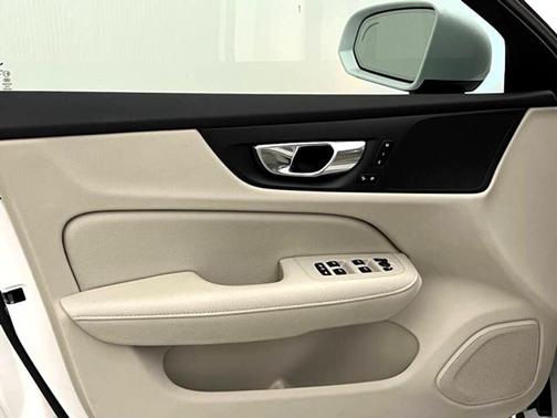 Photo 5 of 10 of 2020 Volvo S60 T5 Momentum
