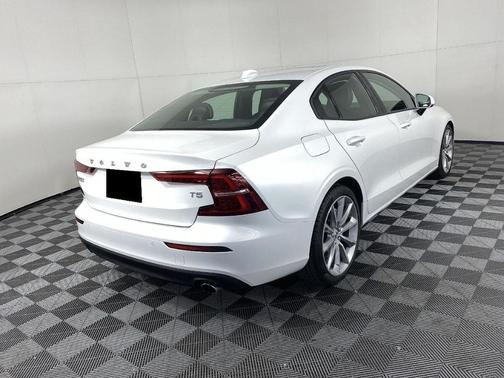 Photo 3 of 10 of 2020 Volvo S60 T5 Momentum